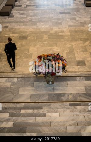 Uomo che cammina lungo la grande scala passando un vaso di fiori enorme, Kunsthaus, Museo d'Arte, nuovo edificio, Zurigo, Svizzera Foto Stock