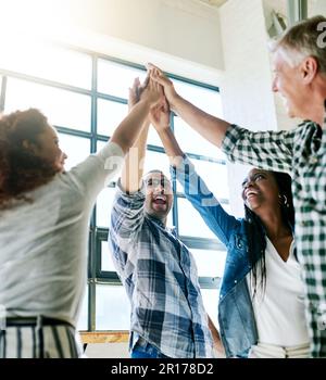 Andiamo avanti, solo avanti. un gruppo di creativi in un ufficio. Foto Stock