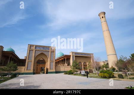 Vista della facciata dell'entrata frontale con alto minareto. Presso la Moschea di Khazrati Imam nel complesso di Hazrati Imam a Tashkent, Uzbekistan. Foto Stock