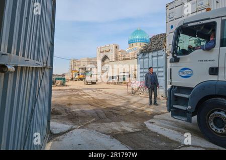 Vista del sito con attrezzature pesanti per la costruzione e lavoratori. Presso l'enorme e gigantesco centro di civiltà Islamica, in costruzione, a Tashkent, Uzbeki Foto Stock