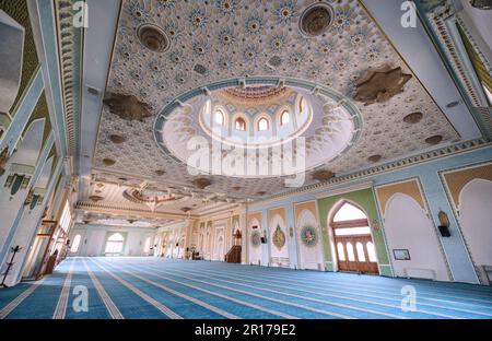 Vista interna della moschea, con finiture bianche e dorate e cupola. Presso la Moschea di Khazrati Imam nel complesso di Hazrati Imam a Tashkent, Uzbekistan. Foto Stock