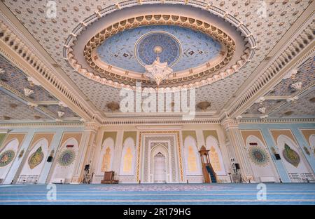 Vista dell'interno centrale della moschea, con un piccolo minibar. Presso la Moschea di Khazrati Imam nel complesso di Hazrati Imam a Tashkent, Uzbekistan. Foto Stock