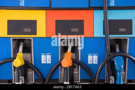 Primo piano delle pistole a benzina presso la stazione di servizio. Foto Stock