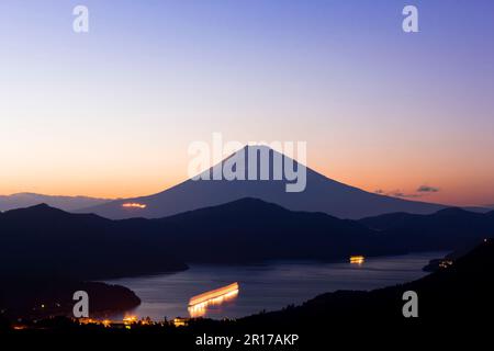 Lago Ashi, tracce di una barca da diporto e Mt. Fuji in serata Foto Stock