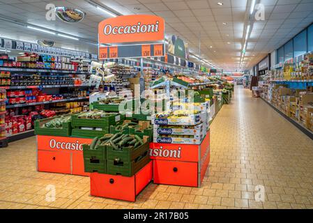 Fossano, Italia - 11 maggio 2023: LIDL discount interior con navate e scaffali di frutta e verdura con prezzi in offerta. LIDL è un importante Ger Foto Stock