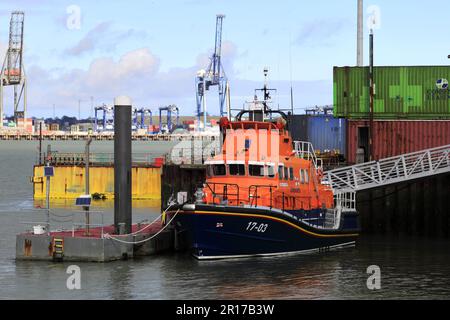 RNLI Lifeboat 17-03 Albert Brown, ormeggiato alla stazione RNLI di Harwich, distretto di Tendring, Essex, Inghilterra, Regno Unito Foto Stock