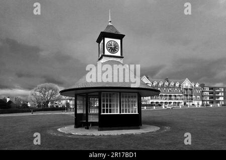 La torre dell'orologio sul lungomare di Frinton-on-Sea, quartiere di Tendring, Essex, Inghilterra, Regno Unito Foto Stock