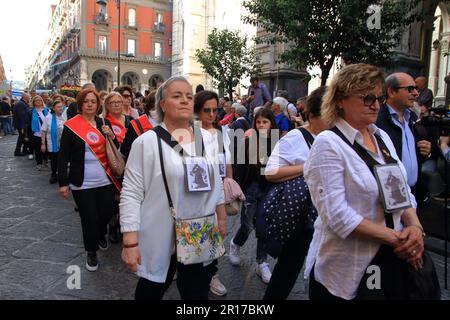 8 maggio 2023, Napoli, Campania/Napoli, Italia: Napoli, Italia - 06 maggio 2023: Fedeli e sacerdoti visti in processione per le strade del centro storico.secondo la tradizione il sabato prima della prima domenica di maggio è quello che viene chiamato il 'mimacolo di maggio' di San Gennaro, Con la solenne processione del busto patrono di Napoli e delle preziose ampolle contenenti il sangue del martire dalla Cattedrale alla Basilica di Santa Chiara. (Credit Image: © Pasquale Senatore/Pacific Press via ZUMA Press Wire) SOLO PER USO EDITORIALE! Non per USO commerciale! Foto Stock