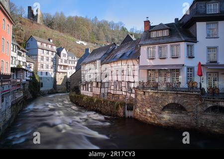 Il centro storico della città medievale di Monschau, Renania settentrionale-Vestfalia, Germania, con case a graticcio lungo il fiume Rur Foto Stock