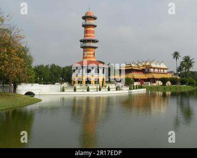 Thailandia, Ayuthaya (ex capitale reale 1350-1767): Ho Withun (Torre) e Phra Thinang (Residenza reale) con riflessi nel lago di Bang Foto Stock