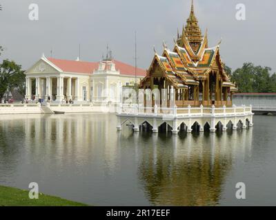 Thailandia, Ayuthaya (ex capitale reale 1350-1767): Phra Thinang Varobhas Bimam (Sala residenziale) e Aisawan-Dhipaya-Asana Pavilion reflecte Foto Stock
