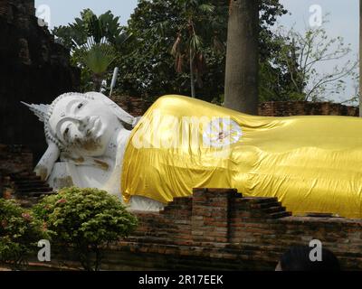 Thailandia, Ayuthaya (ex capitale reale 1350-1767): Buddha sdraiato nel complesso del tempio di Wat Yai Chai Mongkhon. Foto Stock