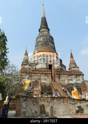 Thailandia, Ayuthaya (ex capitale reale 1350-1767): Il pezzo centrale a Wat Yai Chai Mongkhon è questo enorme chedi. Foto Stock
