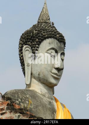 Thailandia, Ayuthaya (ex capitale reale 1350-1767): Testa della grande figura di Buddha a Wat Yai Chai Mongkhon. Foto Stock