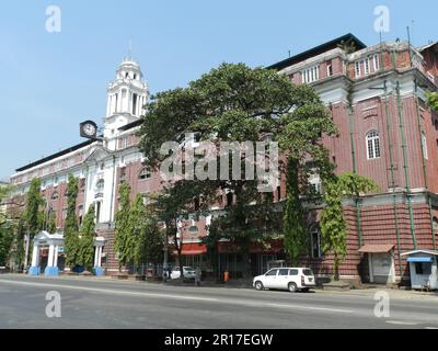 Myanmar, Yangon: La Dogana, su Strand Road, costruita nel 1915. Foto Stock