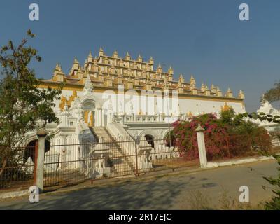 Myanmar, Mandalay: Atumashi Kyaung (Monastero), costruito nel 1857 sotto il re Mindon min, è stato bruciato nel 1890. Fu ricostruita nel in1996 utilizzando il laboratorio forzato Foto Stock