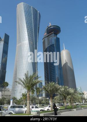 Qatar, Doha: Nuovi grattacieli a West Bay - al bidda Tower, Qatar World Trade Centre e Burj Qatar. Foto Stock