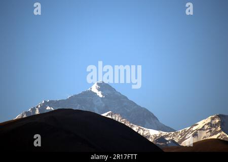 Repubblica popolare Cinese, Tibet: Luce del sole di mattina presto sul Monte Everest, visto dal Qomolangma Yak Hotel a Passum. Foto Stock