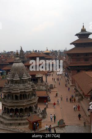 Nepal, Patan: Piazza Durbar, con il Tempio di Krishna in pietra (1723), la Campana di Taleju (1737), e il Tempio di Hari Shankar (1704), e il complesso del Palazzo del Re sulla Foto Stock