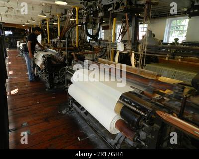 Inghilterra, Cheshire, Styal: Telai di lavoro a Quarry Bank Mill (National Trust), un mulino di cotone restaurato. Foto Stock