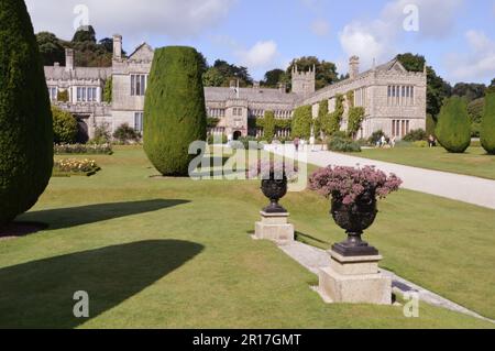 Inghilterra, Cornovaglia, Lanhydrock (National Trust), l'ex casa della famiglia Robartes: Giardini formali e fronte est. Foto Stock