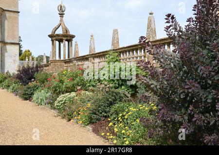 Inghilterra, Somerset, Montacute House (National Trust), ex casa della famiglia Phelips: confine erbaceo rivolto a sud nella corte orientale. Foto Stock