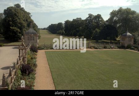 Inghilterra, Somerset, Montacute House (National Trust), ex casa della famiglia Phelips: La corte est murata, con il viale dei limes nel dorso Foto Stock