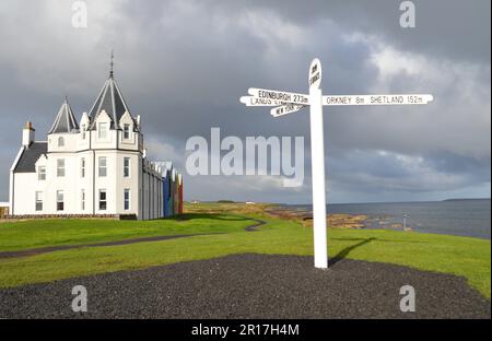 Scozia, Caithness, John o'Groats: John o'Groats House Hotel e il famoso cartello per Land's End. Foto Stock