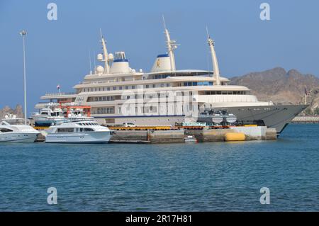 Oman, Muscat: Lo yacht del sultano Qaboos nel porto di Muttrah. Foto Stock