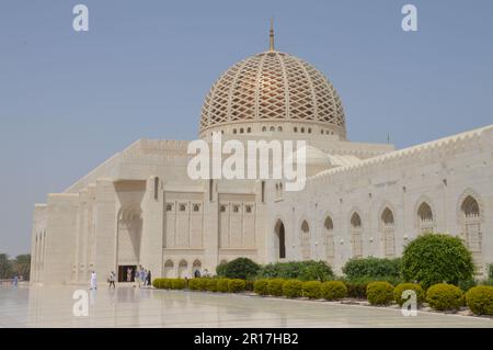 Oman, Muscat: L'ingresso principale e la cupola della Grande Moschea del Sultano Qaboos. Foto Stock