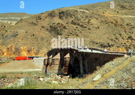 Turchia, Anatolia: Un ponte ottomano ben conservato con 7 campate, non lontano da Erzurum. Foto Stock