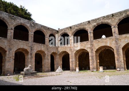 Grecia, Isola di Rodi: Il cortile porticato del 'nuovo' Ospedale, che ora ospita il Museo Archeologico. Foto Stock