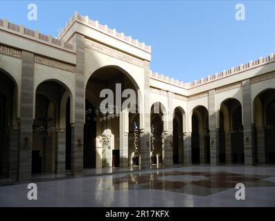 Bahrain, Manama: Al Fateh Grande Moschea, la più grande del paese, che ospita 7000 adoratori - il cortile principale, pavimentato con marmo. Foto Stock