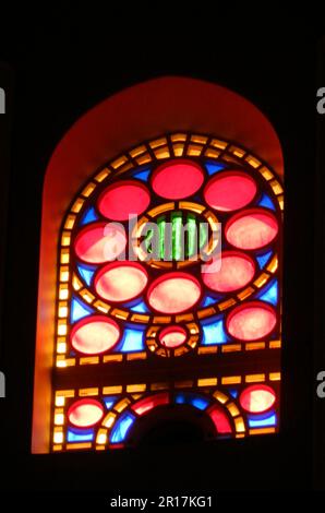 Bahrain, Manama: Una delle vetrate colorate nella cupola della Grande Moschea di al Fateh, la più grande del paese, che ospita 7000 adoratori Foto Stock