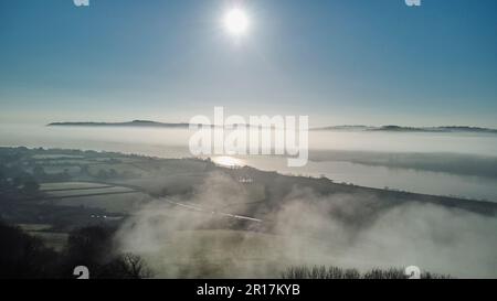 Una tranquilla vista mattutina di una valle del fiume piena di nebbia: L'estuario del fiume Teign, vicino a Teignmouth, Devon, Gran Bretagna. Foto Stock