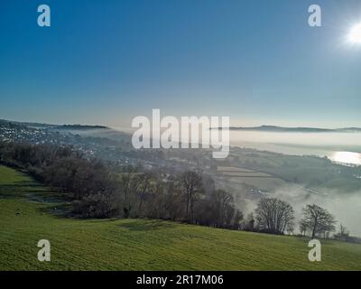 Una tranquilla vista mattutina di una valle del fiume piena di nebbia: L'estuario del fiume Teign, vicino a Teignmouth, Devon, Gran Bretagna. Foto Stock