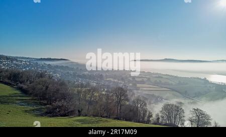 Una tranquilla vista mattutina di una valle del fiume piena di nebbia: L'estuario del fiume Teign, vicino a Teignmouth, Devon, Gran Bretagna. Foto Stock