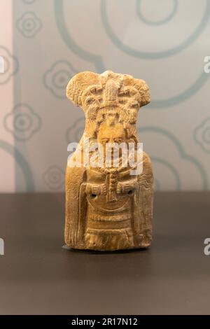 Modello di figurina in ceramica di donna con mantello di mantello, da Jaina, tardo periodo classico, museo archeologico Maya, Fort San Jose, Campeche, Messico Foto Stock