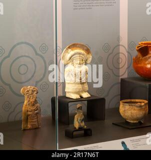 Figura modello di donna in vestito ricamato, da Jaina, tardo periodo classico, museo archeologico Maya, Fort San Jose, Campeche, Messico Foto Stock