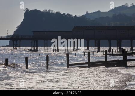 Una silhouette vista della spiaggia, molo e ness headland, a Teignmouth, Devon, Gran Bretagna. Foto Stock