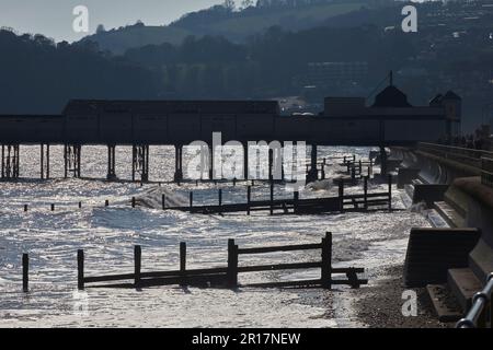 Una silhouette vista della spiaggia, molo e ness headland, a Teignmouth, Devon, Gran Bretagna. Foto Stock