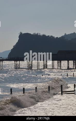 Una silhouette vista della spiaggia, molo e ness headland, a Teignmouth, Devon, Gran Bretagna. Foto Stock