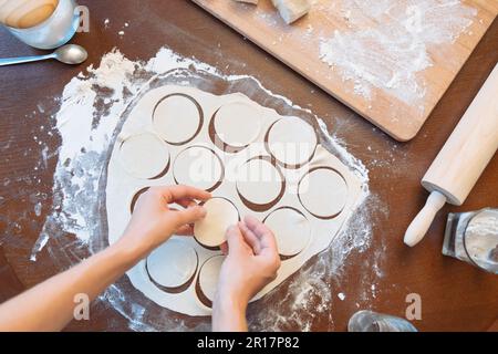 Il processo di produzione di gnocchi a casa Foto Stock