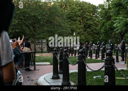 Polizia a Riot Gear fuori dalla Casa Bianca 30 2020 maggio Foto Stock