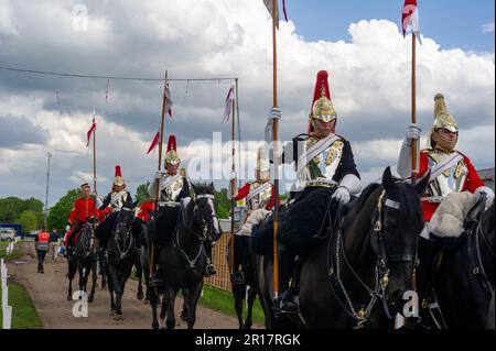 Windsor, Berkshire, Regno Unito. 11th maggio, 2023. Il Ride musicale della Cavalleria Casa reggimento montato pronto per l'esecuzione. Oggi è stata una giornata impegnativa al Royal Windsor Horse Show del 80th, allestito nei terreni privati del Castello di Windsor. Gli ospiti hanno apprezzato lo shopping, l'ospitalità e l'osservazione dei cavalli in varie classi. Credit: Maureen McLean/Alamy Live News Foto Stock