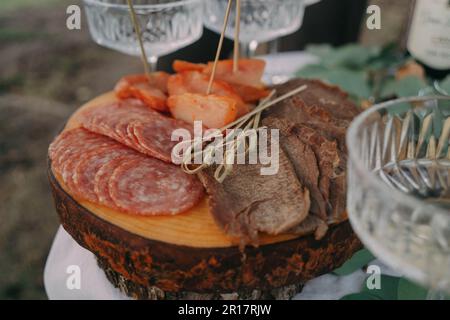 Taglio di cibo su un asse di legno Foto Stock