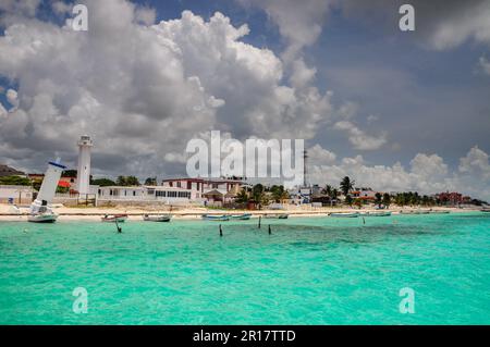 Barche da pesca ancorate a Playa Morelos, con un cielo molto nuvoloso, Foto Stock