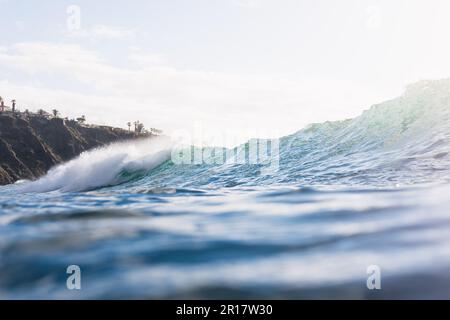 Vista ad angolo basso di un'onda di rottura Foto Stock