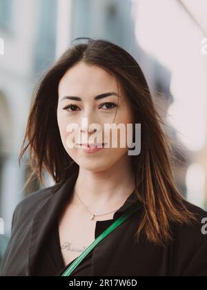 street ritratto misto asiatico razza modello femminile Foto Stock