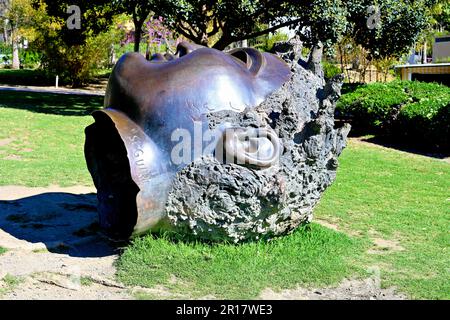 Sculture in bronzo della testa di Jose Seguiri, nel parco la Paloma di Benalmadena Foto Stock